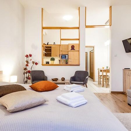 Downtown Charm With Balcony And Garden View Apartment Budapesta Exterior foto