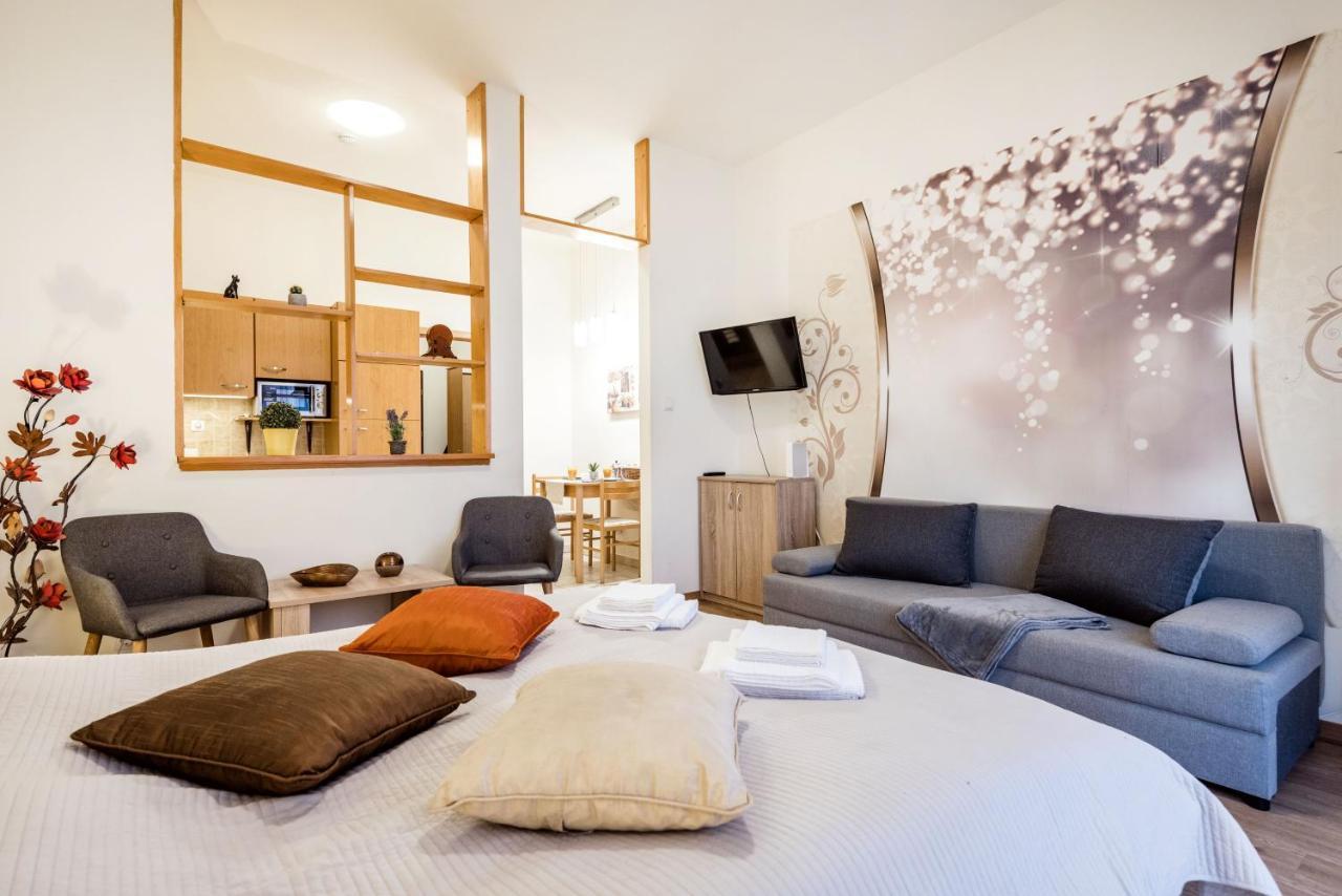 Downtown Charm With Balcony And Garden View Apartment Budapesta Exterior foto